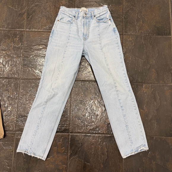 Abercrombie 90’s Straight Ultra High Rise Curve Jeans Size 28/6S Light Wash - Picture 2 of 8
